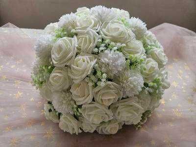 Елегантни флорални аранжировки за маси