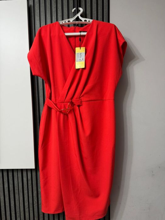 Платье новое продаю