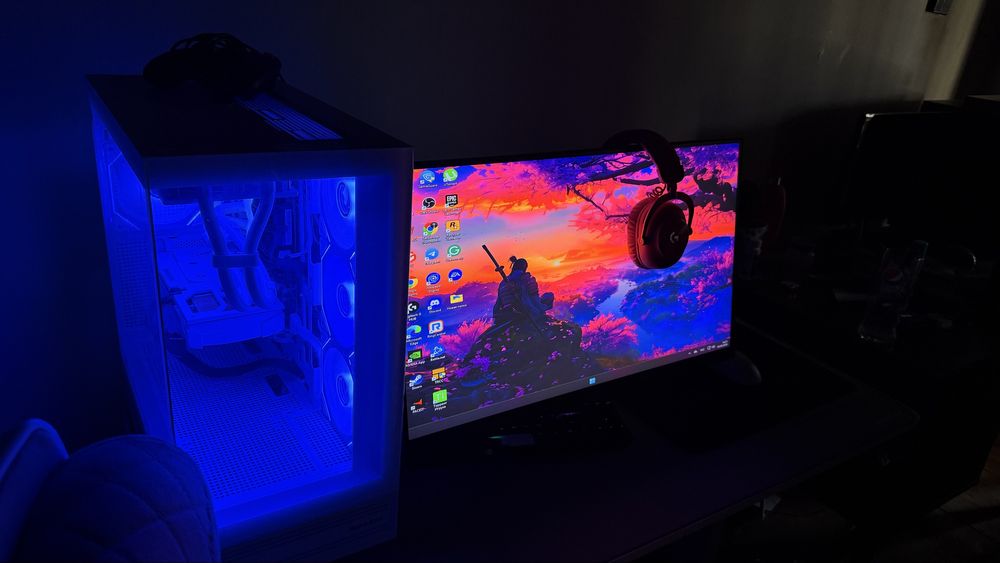 computer set up white tayyor