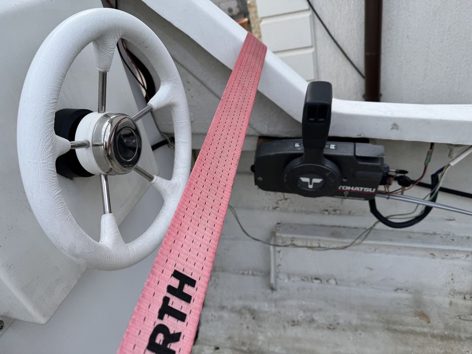 Barca cabinata, motor tohatsu 15 cp efi si peridoc