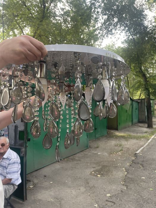 Люстра для зала в отличном состояние