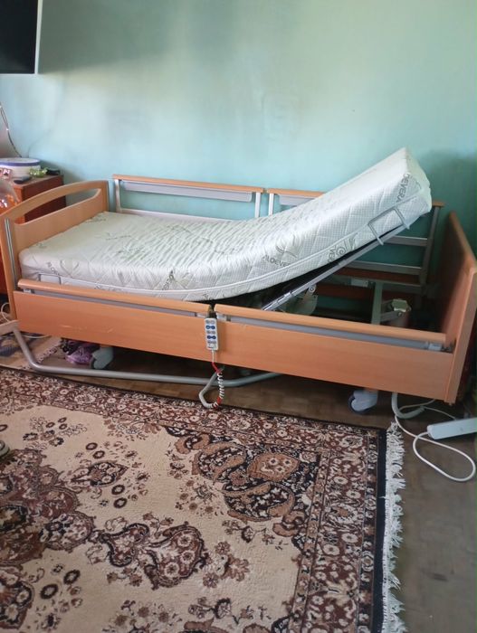 Pat medical electric Vitavia cu saltea - stare foarte buna