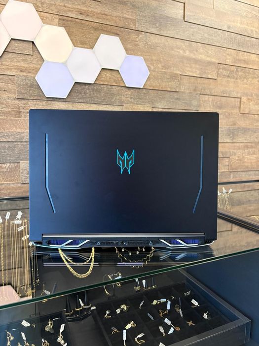 Amanet F28: Laptop ACER Predator Helios 300 (P)