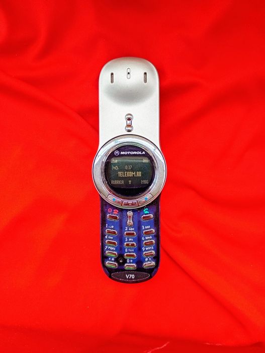 Motorola v70 Nou + accesorii originale ( decodat,folie pe clapetă)