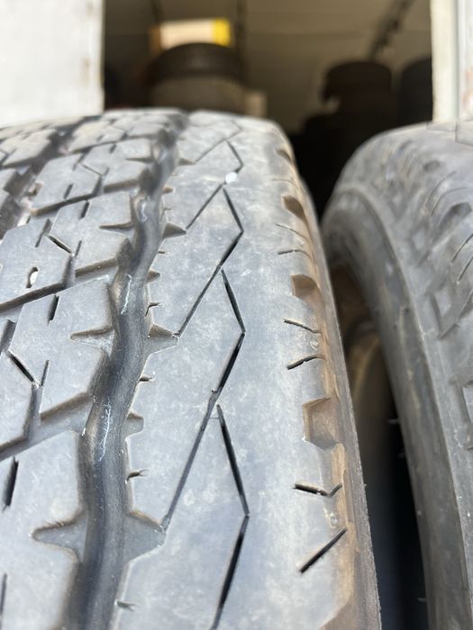 2 бр. гуми за бус 215/70/15C Brigdestone DOT 0718 9 mm