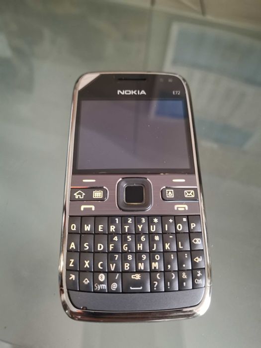 Vând Nokia E72 silver, nou, zero minute,  meniu limba română, cadou