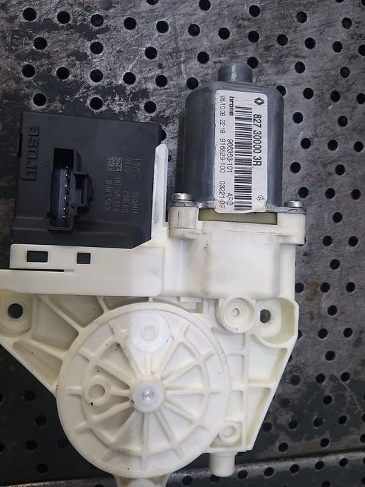 Motoras macara dreapta spate renault megane 3 827300003r 966363101 916829100 0130822331 965369104