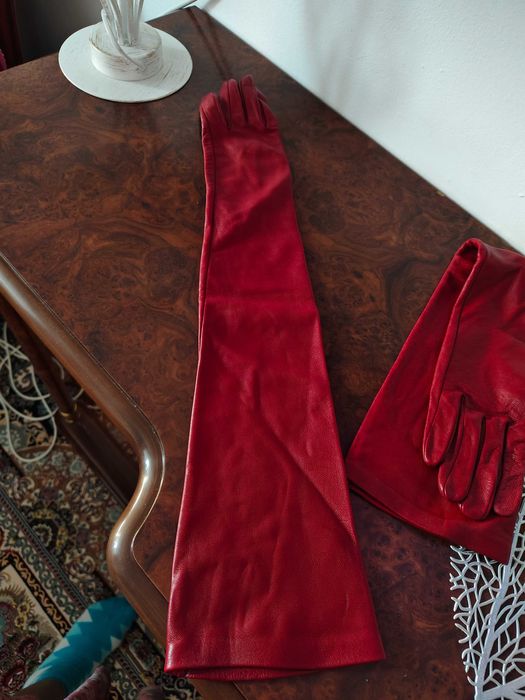 Кожаные перчатки длинные