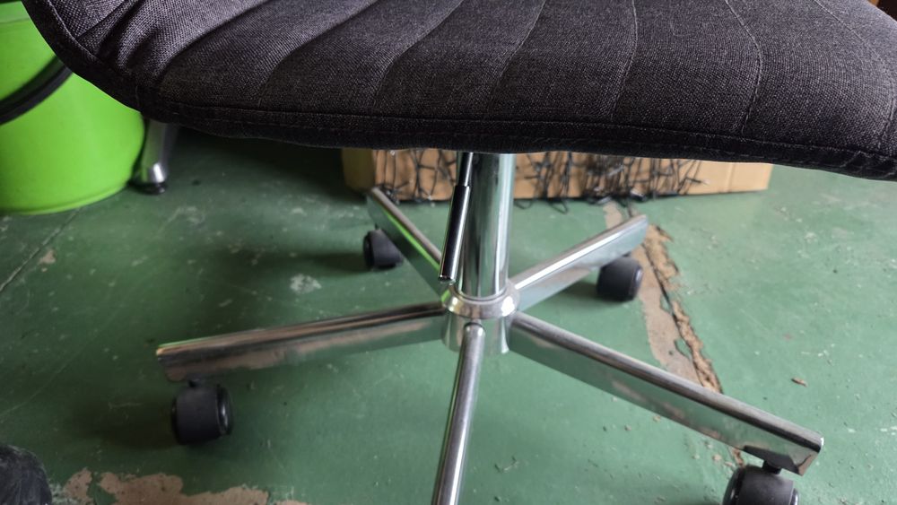 Офис стол Jysk с колела