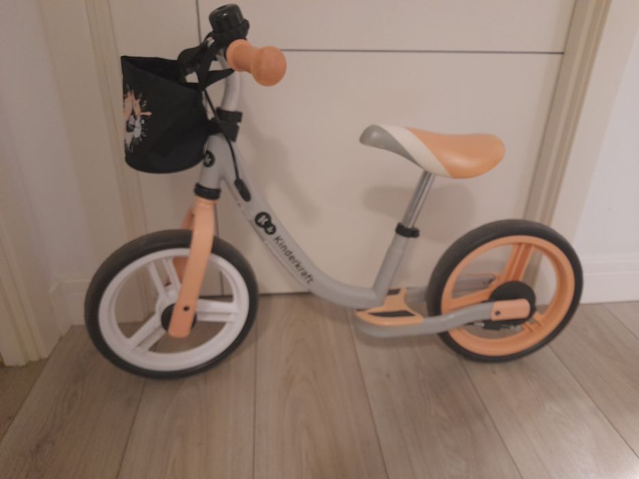 Bicicleta echilibru si casca Minnie Mouse