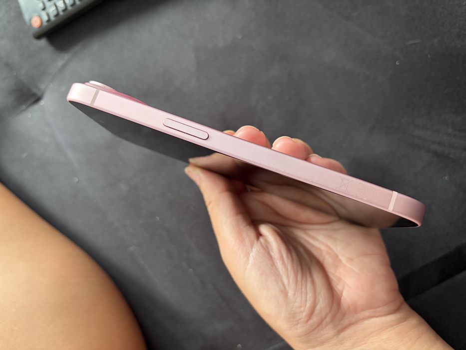 Vand iPhone 15 roz