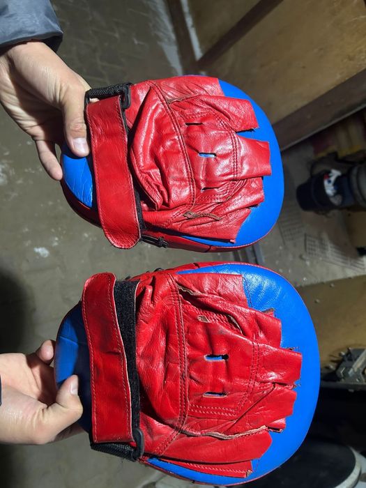 Боксерские лапы, боксерская перчатка