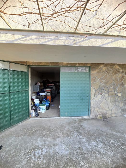 Етаж от масивна къща, сутерен, мансарда, двор и гараж в гр. Лясковец