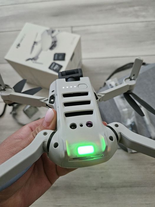 Drona DJI mini 2 SE + husa și accesorii