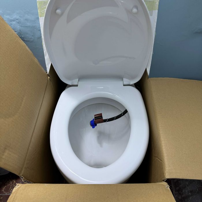 Унитаз и раковина со смесителем. Unitaz va rakovina krani bilan