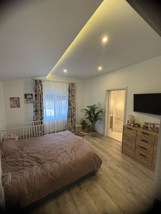 Vand casa cu piscina