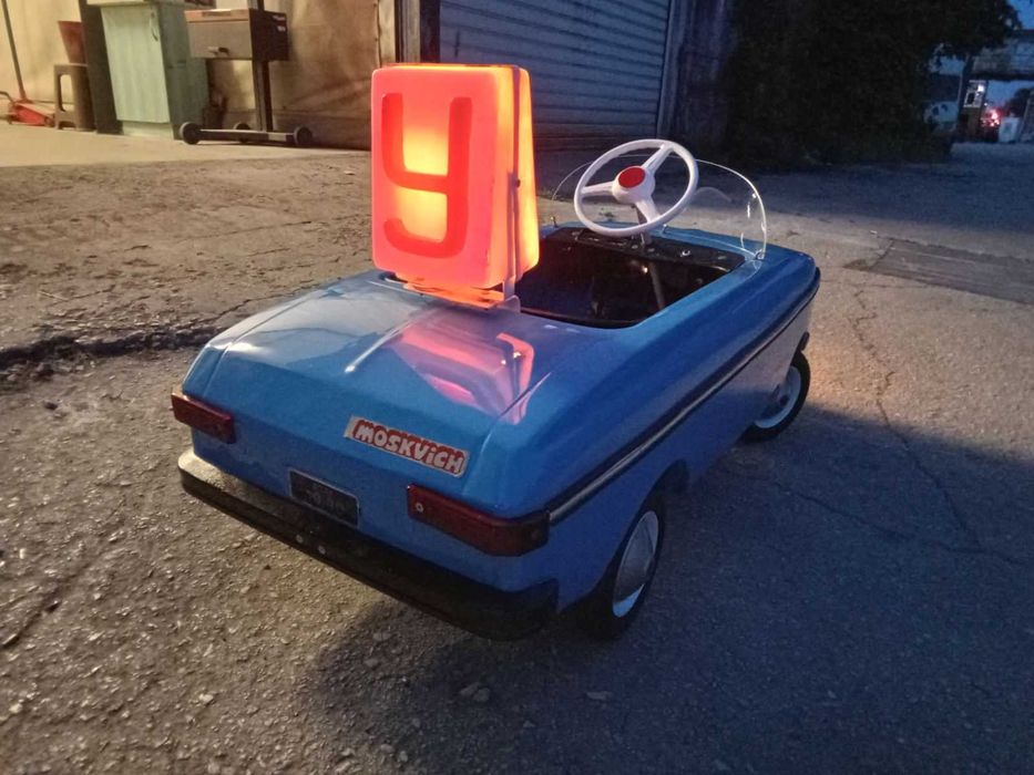 Продавам метална детска ретро кола с педали МОСКВИЧ количка