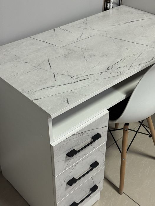 Маникюрный или письменный стол