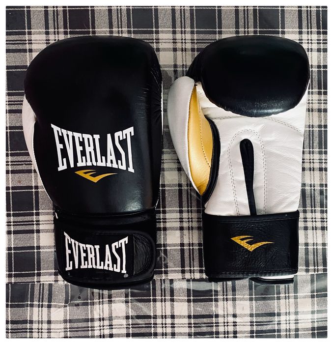 Срочно!  Боксерские перчатки Everlast 12oz