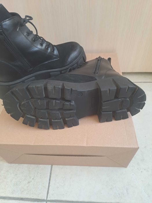 Дамски боти от естествена кожа и велур в черно