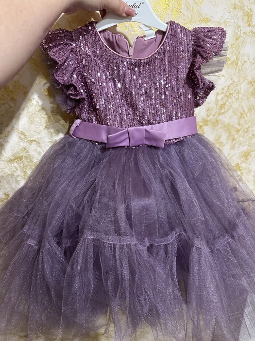 Продам нарядное платье на 3-4 года