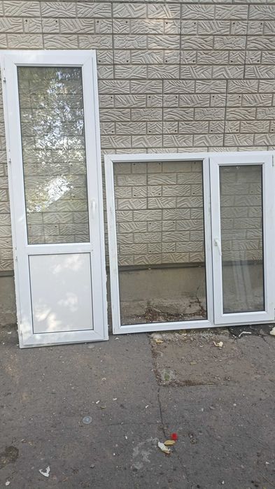Балконную раму в комплекте. Идеально подойдёт в панельный дом
