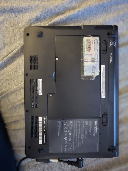 Netbook Lenovo IdeaPad S10e (Model 4068) + Încărcător + Geantă + Licență Windows XP