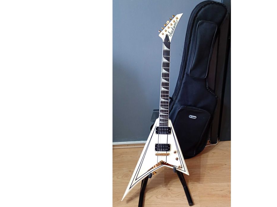 Chitară electrică Jackson Pro Rhoads RRT-3 cu husă, Dunlop StrapLocks și stand Fender