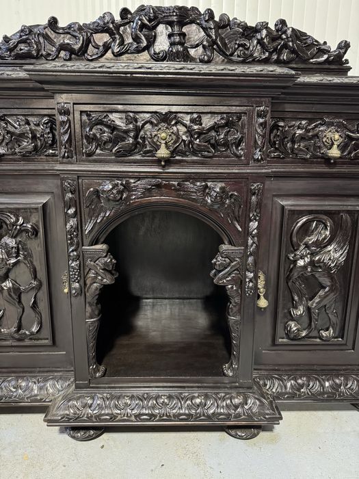 Servanta baroc din lemn masiv cu sculpturi