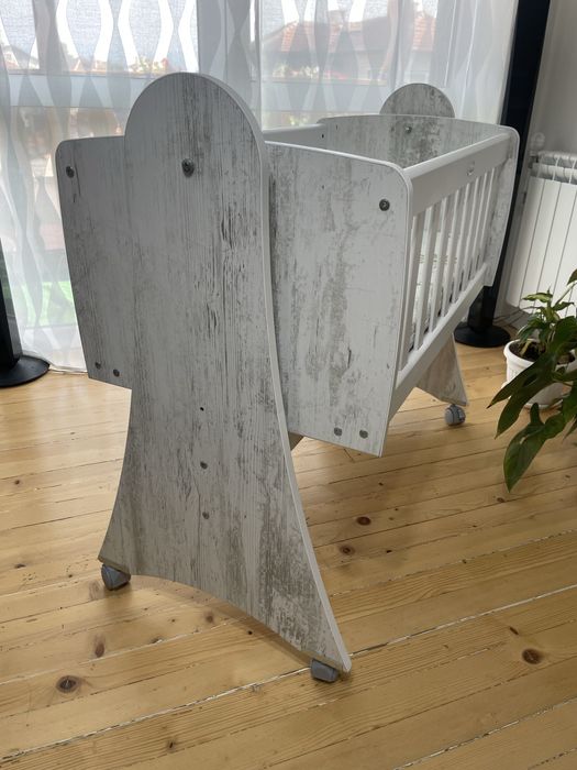 Дървена кошара люлка  на колела с удобен алое вера матрак