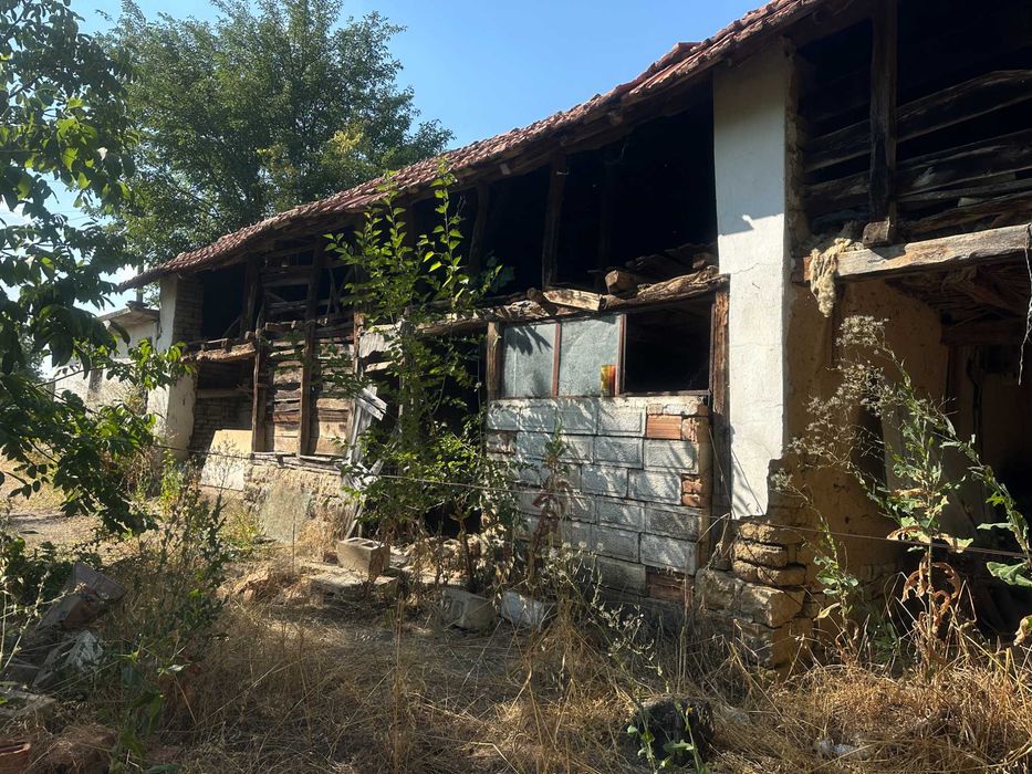 Къща на два етажа с гараж, и 1.5 дка двор в с. Баурене, обл. Враца.