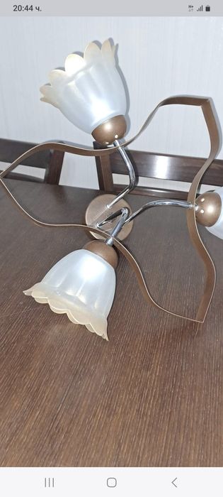 Много запазен абажур с три лампи