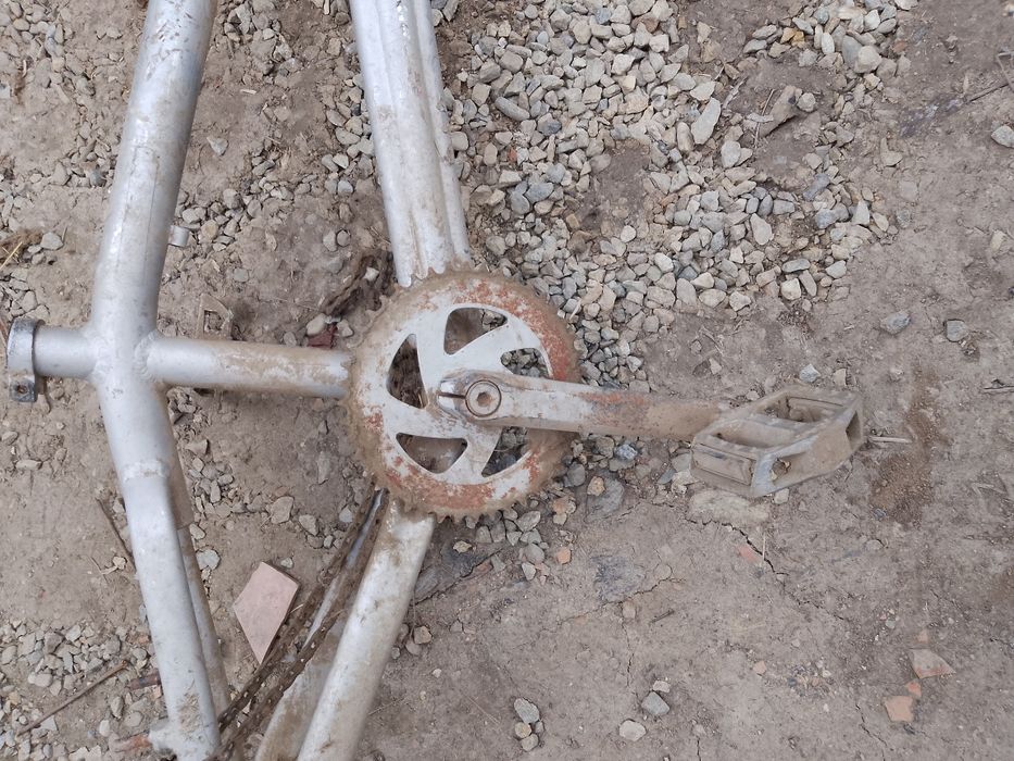 Vând bicicleta BMX pentru piese