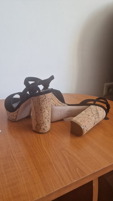 Vând sandale cu toc si talpa de pluta originale
