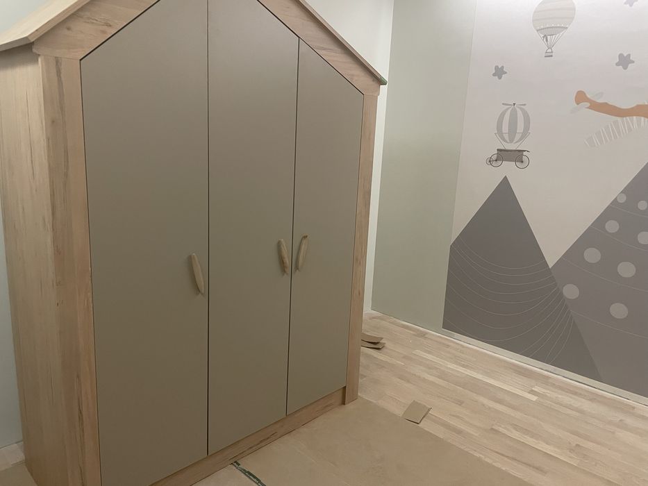 Трикрилен детски гардероб Монтесори