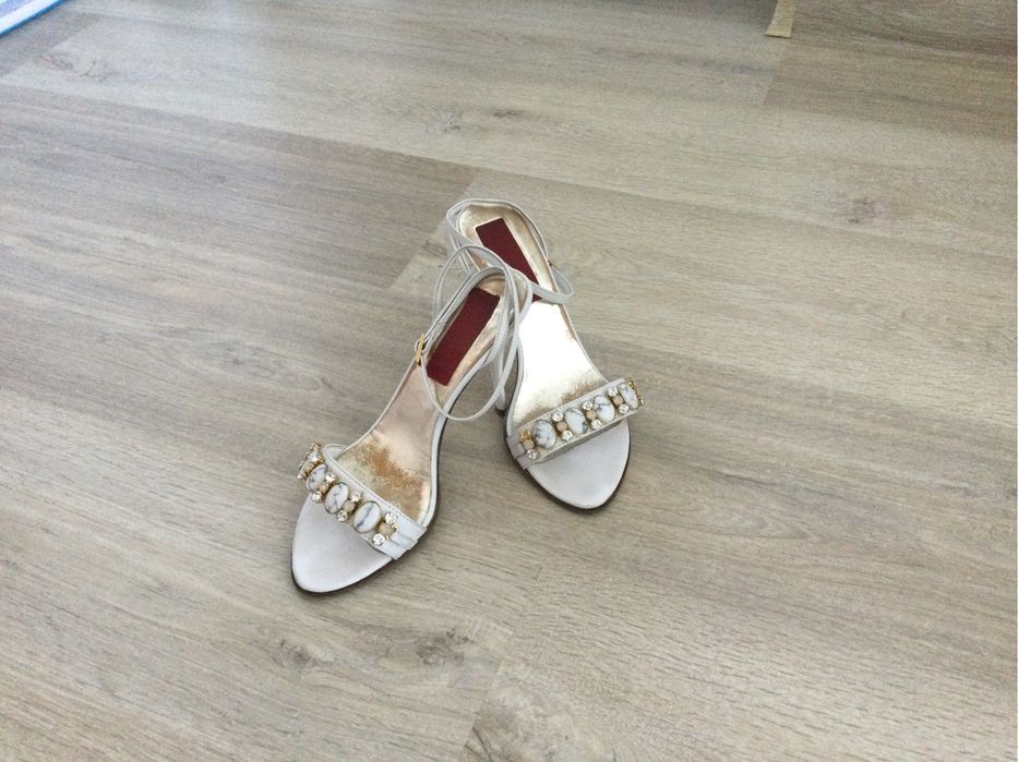 Sandale albe din piele, cu pietre Swarovski, marimea 35