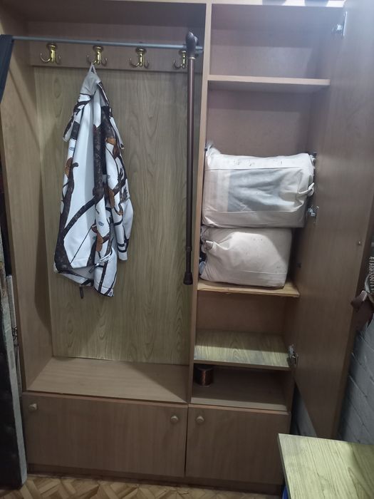 Продам прихожую  с зеркалом
