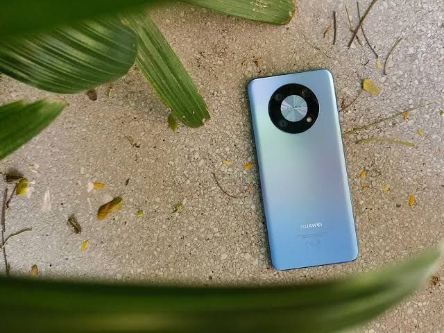 Vând Huawei nova y90