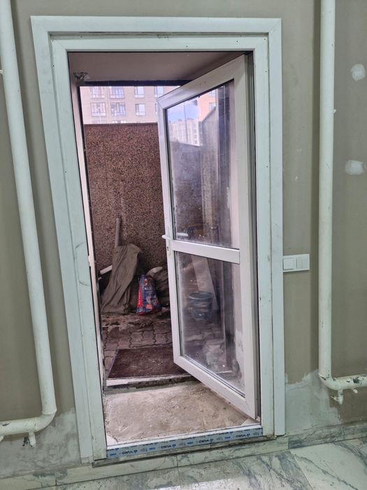 Продам пластиковую дверь