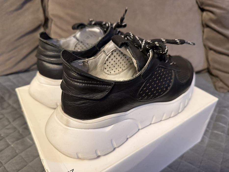 Кросовки кожаные, в отличном состоянии