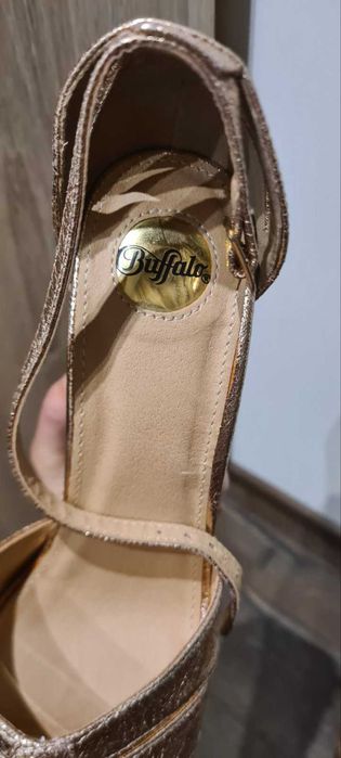 Buffalo високи сандали с перли