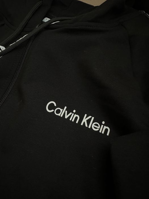 Дамски екип с качулка и гумирано лого