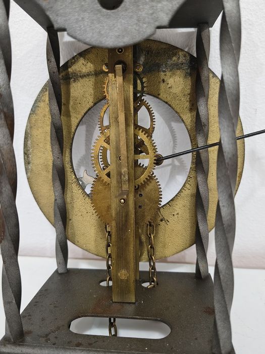 Ceas de perete cu pendul scheleton