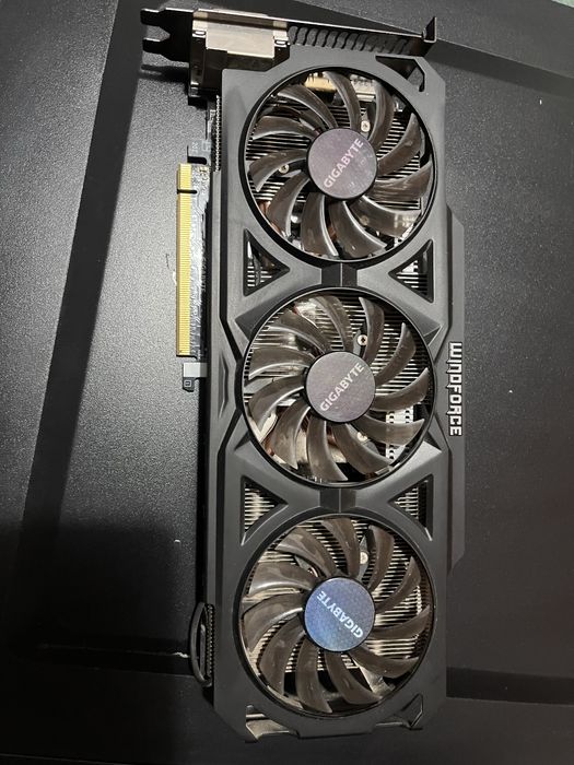 Placa video AMD R9 270X