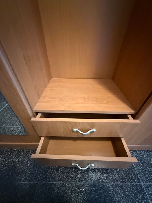 Гардероб с огледало и чекмеджета за антре