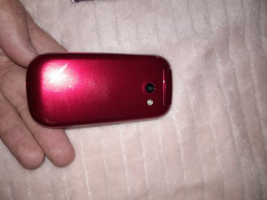 Сотовый телефон INOI 108R компактным красным корпусом-раскладушкой сна