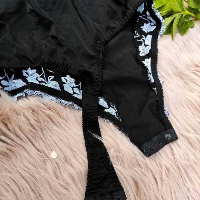 Body negru cu broderie albă – S / M – nou, material elastic