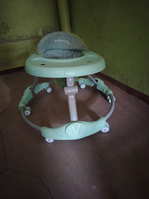 Детская коляска и ходунки.