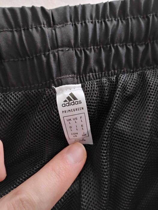 Неизползван анцуг Adidas размер L 100% полиестер ( с етикета)