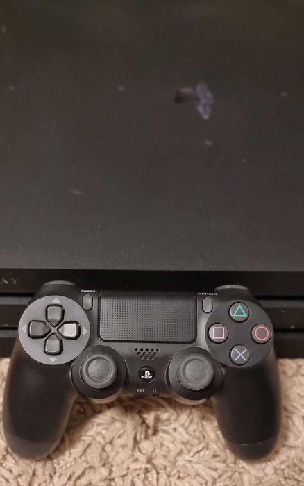 Vanzare PlayStation 4 PRO + 2 Controllere in stare impecabila de functionare.